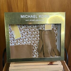 Michael Kors Winter Set (Hat, Gloves, Scarf) NWT